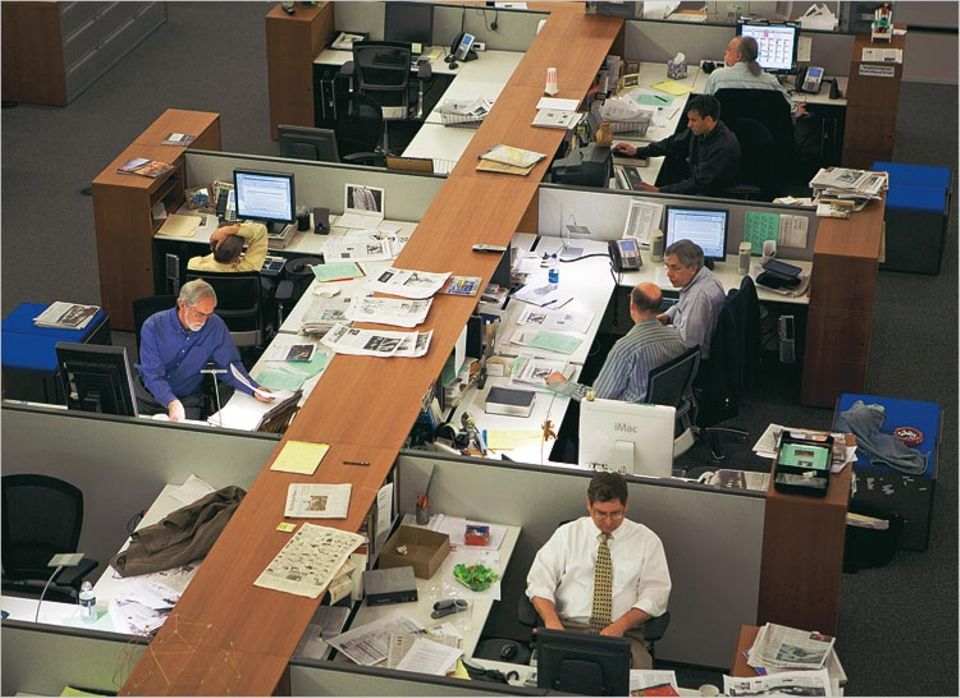 Vor allem ab 18 Uhr, wenn die Zeitung produziert wird, sitzen die Redakteure dicht gedrängt im Newsroom. Und doch so luftig im Vergleich zum alten Gebäude der Times, dass sich manche Reporter verloren fühlen