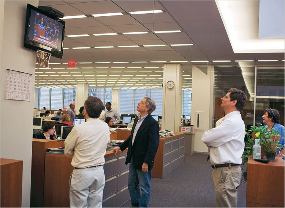 Der Newsroom, das Herz der Redaktion: hier verfolgen Reporter die TV-Nachrichten, die ihnen schwer zu schaffen machen: Was bietet die Zeitung, was die Leser nicht schon aus Fernsehen und Internet wissen?