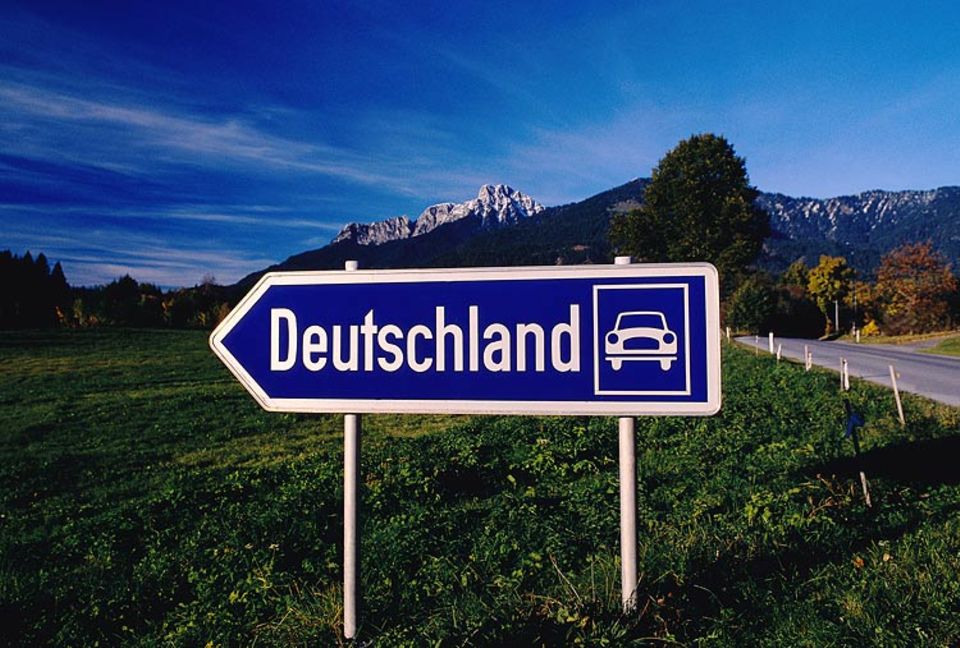 Wohin des Worts? Schon immer sind "fremde" Wörter ins Deutsche eingewandert – und immer schon wanderten deutsche Wörter aus Wohin des Worts? Schon immer sind "fremde" Wörter ins Deutsche eingewandert – und immer schon wanderten deutsche Wörter aus
