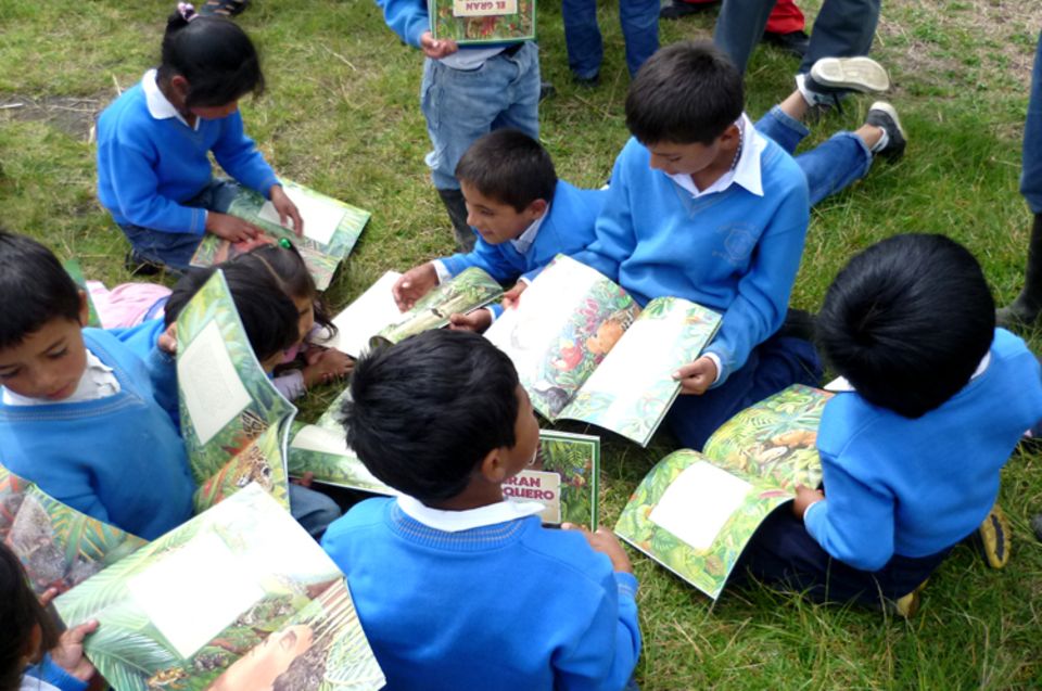 Ecuador: Grundschüler staunen über das Kinderbuch "El Gran Capoquero" („Der große Kapokbaum“) Ecuador: Grundschüler staunen über das Kinderbuch "El Gran Capoquero" („Der große Kapokbaum“)