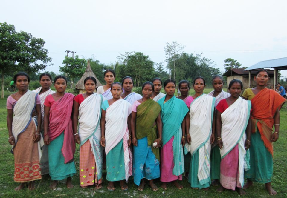 Indien: Mitglieder der Frauen-Selbsthilfegruppe von Katajhar im Mai 2015 Indien: Mitglieder der Frauen-Selbsthilfegruppe von Katajhar im Mai 2015