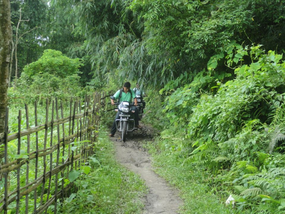 Nur mit geländegängigen Motorrädern kommen die Projektmitarbeiter der Partnerorganisation Atree in die Zielregion