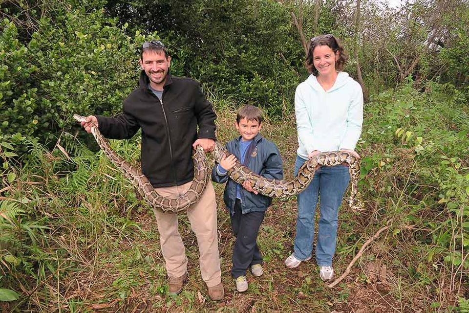 Nick Gadbois (li.) mit seiner Frau Jenny und Sohn Jack. Nick Gadbois gehört zu den besten Schlangenfängern Floridas Nick Gadbois (li.) mit seiner Frau Jenny und Sohn Jack. Nick Gadbois gehört zu den besten Schlangenfängern Floridas