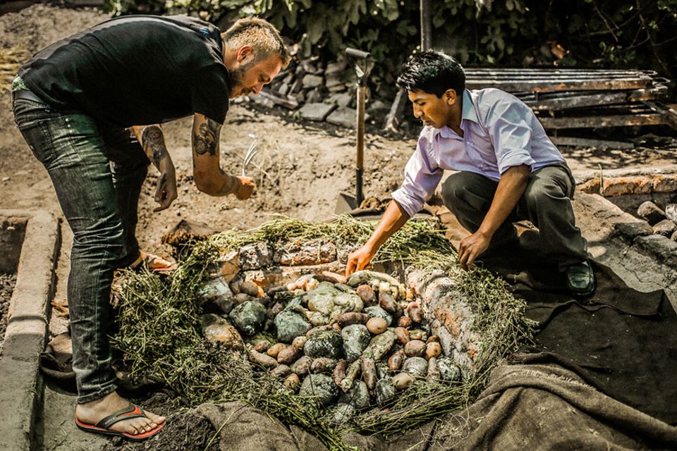 Salt & Silver: Mit heißen Steinen wird das Essen beim Pachamanca unter Erde zubereitet