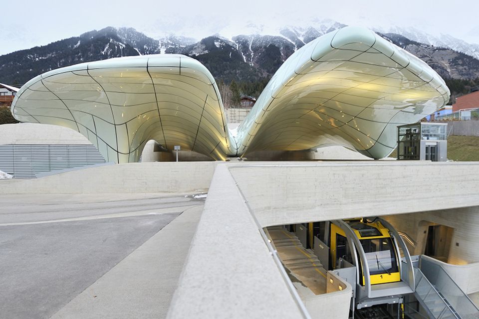 Alpencities: Futuristisch geht es in Innsbruck in die Höhe mit der Nordkettenbahn Alpencities: Futuristisch geht es in Innsbruck in die Höhe mit der Nordkettenbahn