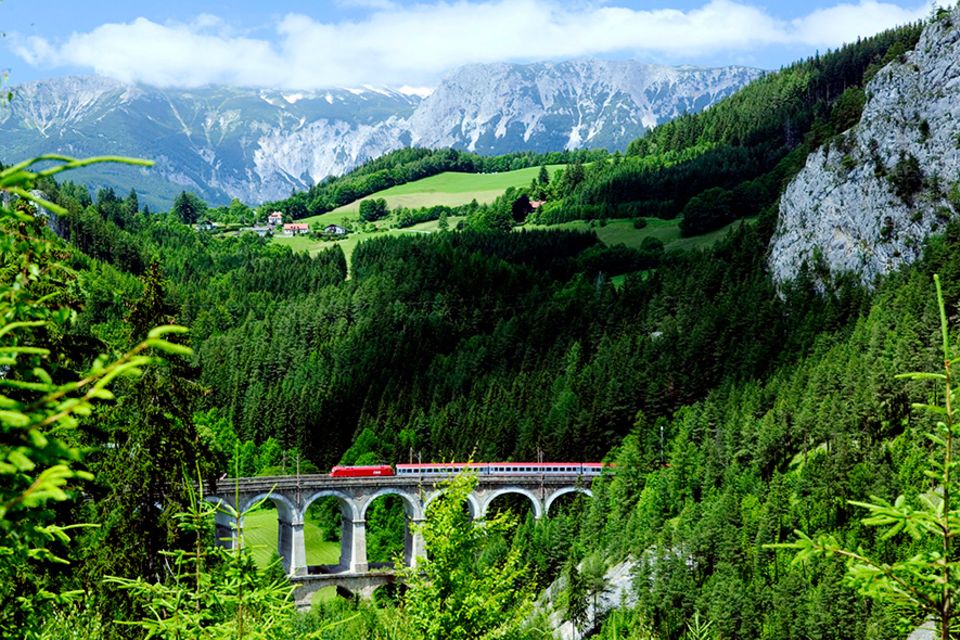 Landschaftskino: Die Bahnstrecke zählt inzwischen zum Weltkulturerbe und führt über 100 malerisch gemauerte Brücken Landschaftskino: Die Bahnstrecke zählt inzwischen zum Weltkulturerbe und führt über 100 malerisch gemauerte Brücken