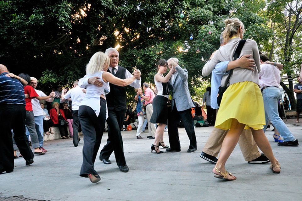 Reisetipps für Argentinien: Ob spontan oder auf Verabredung überall in den Straßen von Buenos Aires wird Tango getanzt, wie hier im Stadtteil San Telmo Reisetipps für Argentinien: Ob spontan oder auf Verabredung überall in den Straßen von Buenos Aires wird Tango getanzt, wie hier im Stadtteil San Telmo