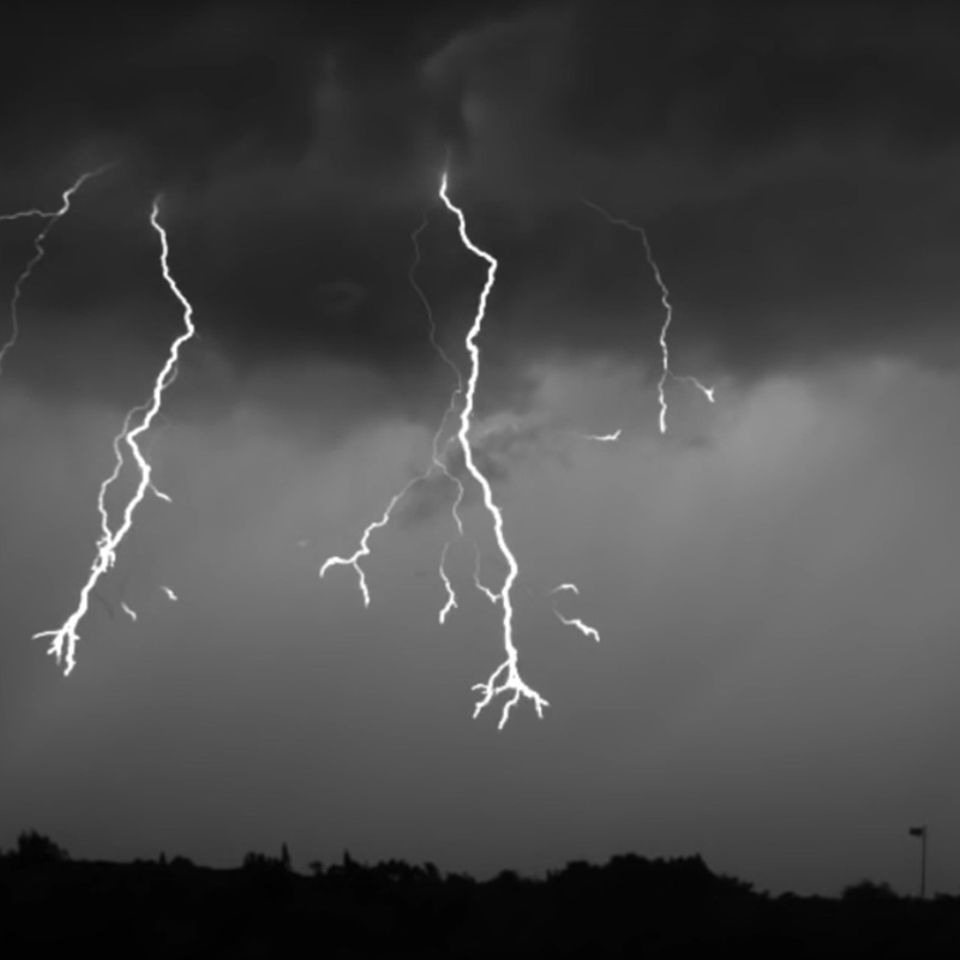 Gewitter: Extreme Zeitlupe: Zusehen, wie ein Blitz entsteht