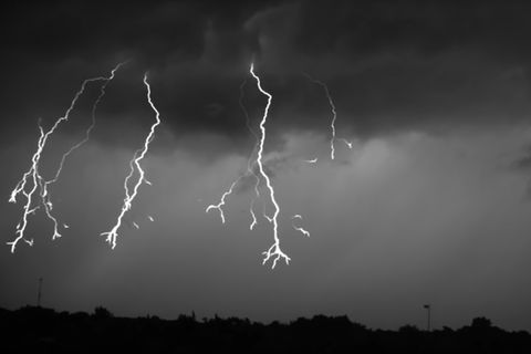 Gewitter: Extreme Zeitlupe: Zusehen, wie ein Blitz entsteht