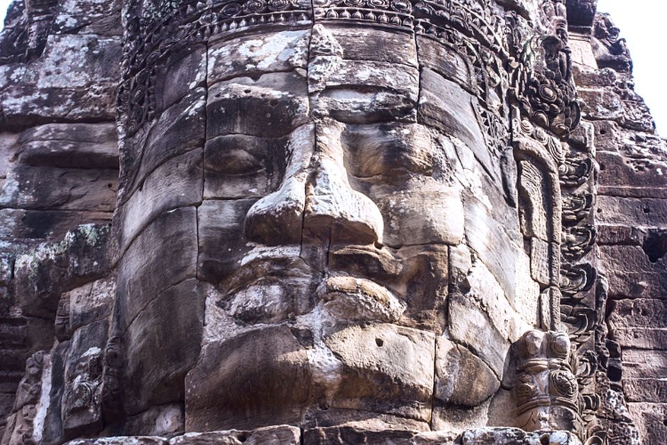 Religion: Die meterhohen Steingesicher der Bayon-Tempelanlage geben Forschern noch Rätsel auf: Zeigen sie einen Khmer-König? Oder einen Bodhisattva - ein erleuchtetes Wesen, dem Buddhisten nacheifern?