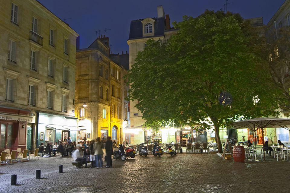 Frankreich: Wasser-Spektakel am Place Saint Pierre: zwei Zentimeter steht hier das Wasser und reflektiert die umliegenden Gebäude