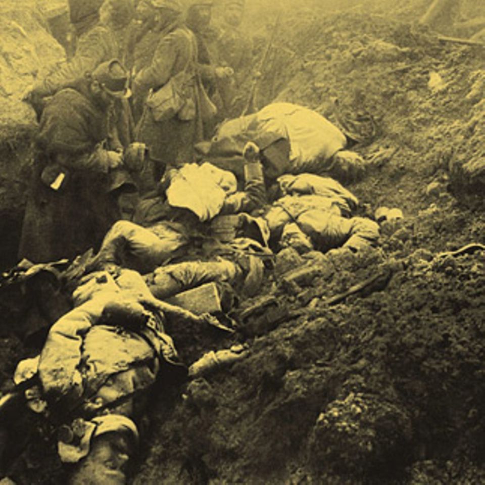 Erster Weltkrieg: In einem von ihnen eroberten Schützengraben inspizieren französische Soldaten deutsche Gefallene