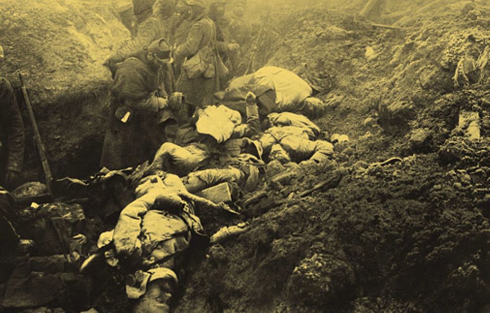 Erster Weltkrieg: In einem von ihnen eroberten Schützengraben inspizieren französische Soldaten deutsche Gefallene