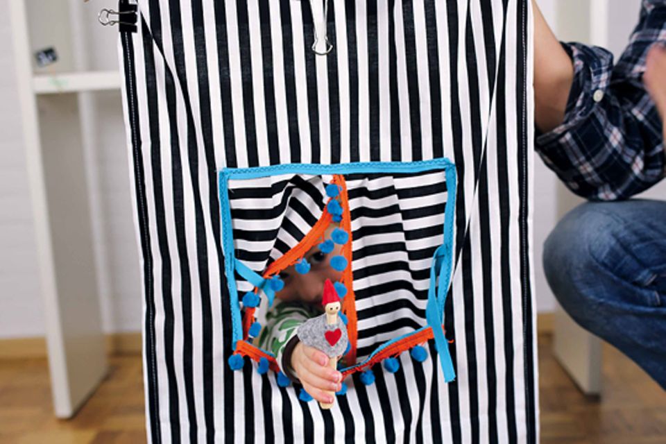 Basteln: Das faltbare Puppentheater am Kleiderbügel Basteln: Das faltbare Puppentheater am Kleiderbügel
