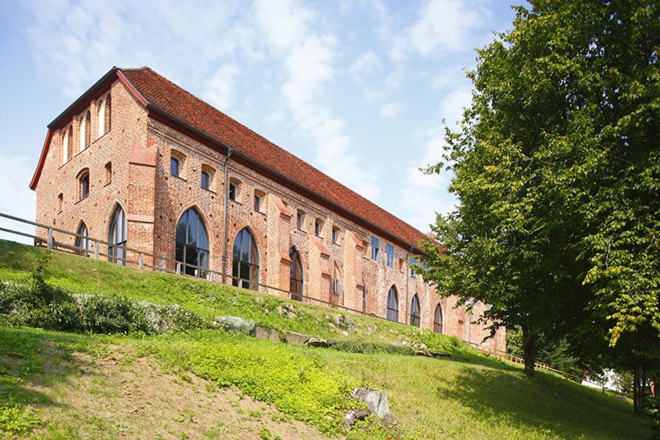 Norddeutschland: Malerisch am Seeufer liegt das Kloster von Zarrentin, welches bereits 1246 gegründet wurde