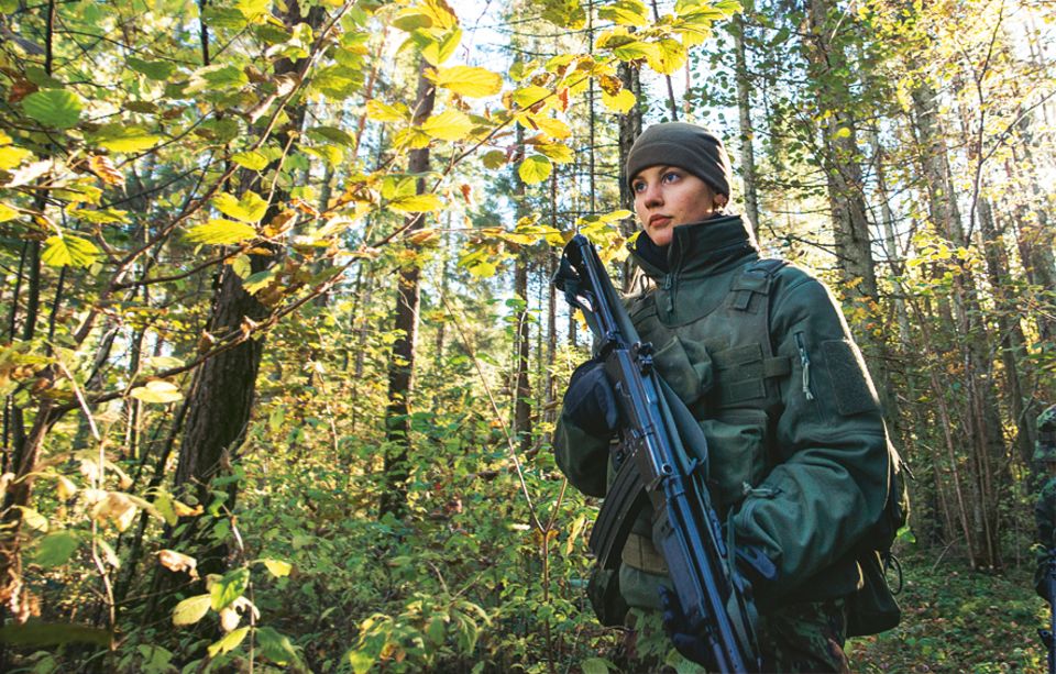 Reportage: Die estnische Studentin war Turniertänzerin, jetzt dient sie als Gefreite im estnischen Heimatschutz. Darin bereiten sich Tausende Zivilisten auf einen Angriff Russlands vor