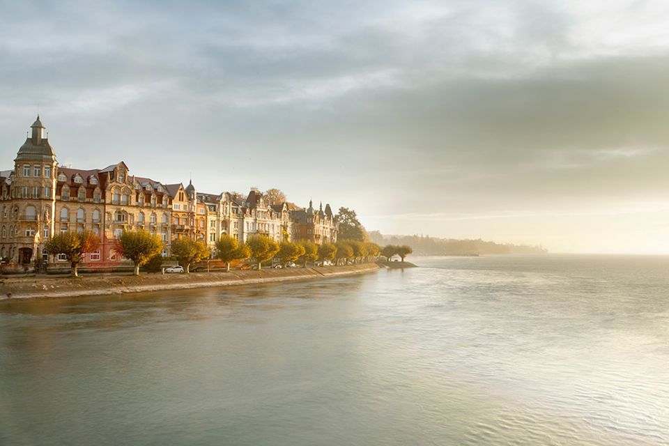 Bodensee: Malerisch liegt Konstanz am Bodensee und ist der Ausgangspunkt für den neuen Wanderweg SeeGang Bodensee: Malerisch liegt Konstanz am Bodensee und ist der Ausgangspunkt für den neuen Wanderweg SeeGang