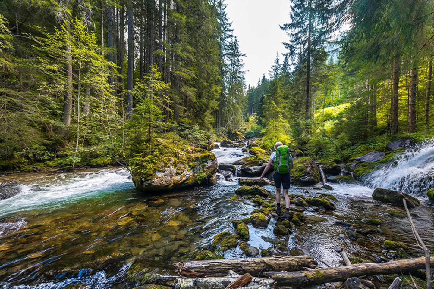 Einem Bach oder Fluss bis zur Quelle folgen
