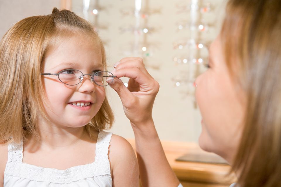Beruf: Ein Optiker sorgt dafür, dass Menschen mit einer Sehschwäche eine passende Brille bekommen