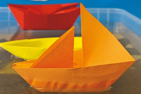Basteln: Papierboote falten