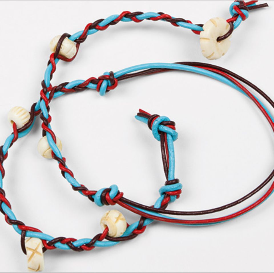 Basteln: Leder-Armbänder flechten
