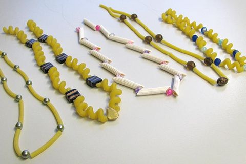 Basteln: Nudel-Schmuck