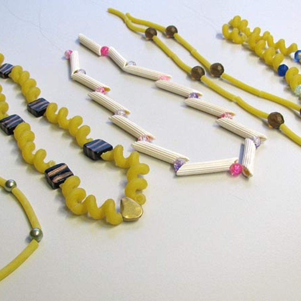 Basteln: Nudel-Schmuck