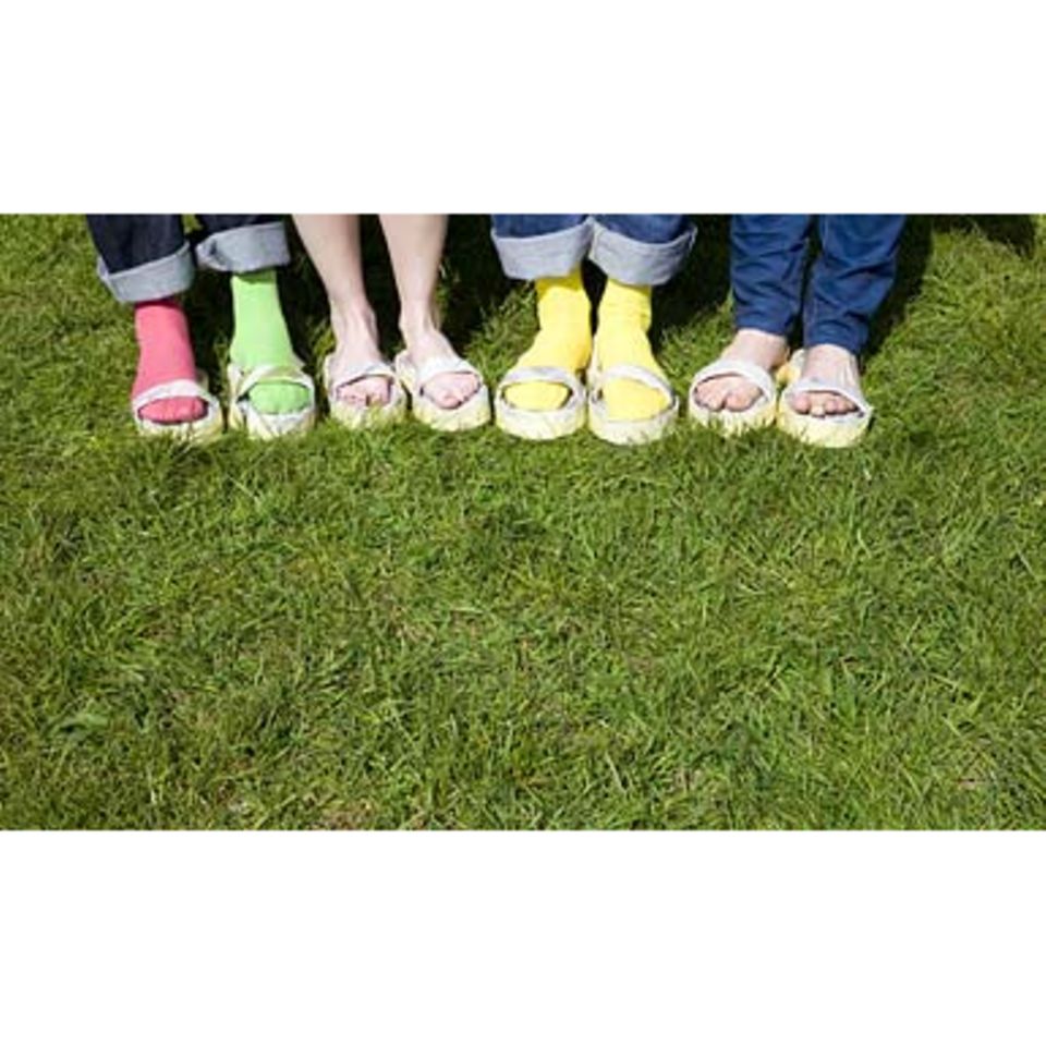 Upcycling: Sandalen aus Papier