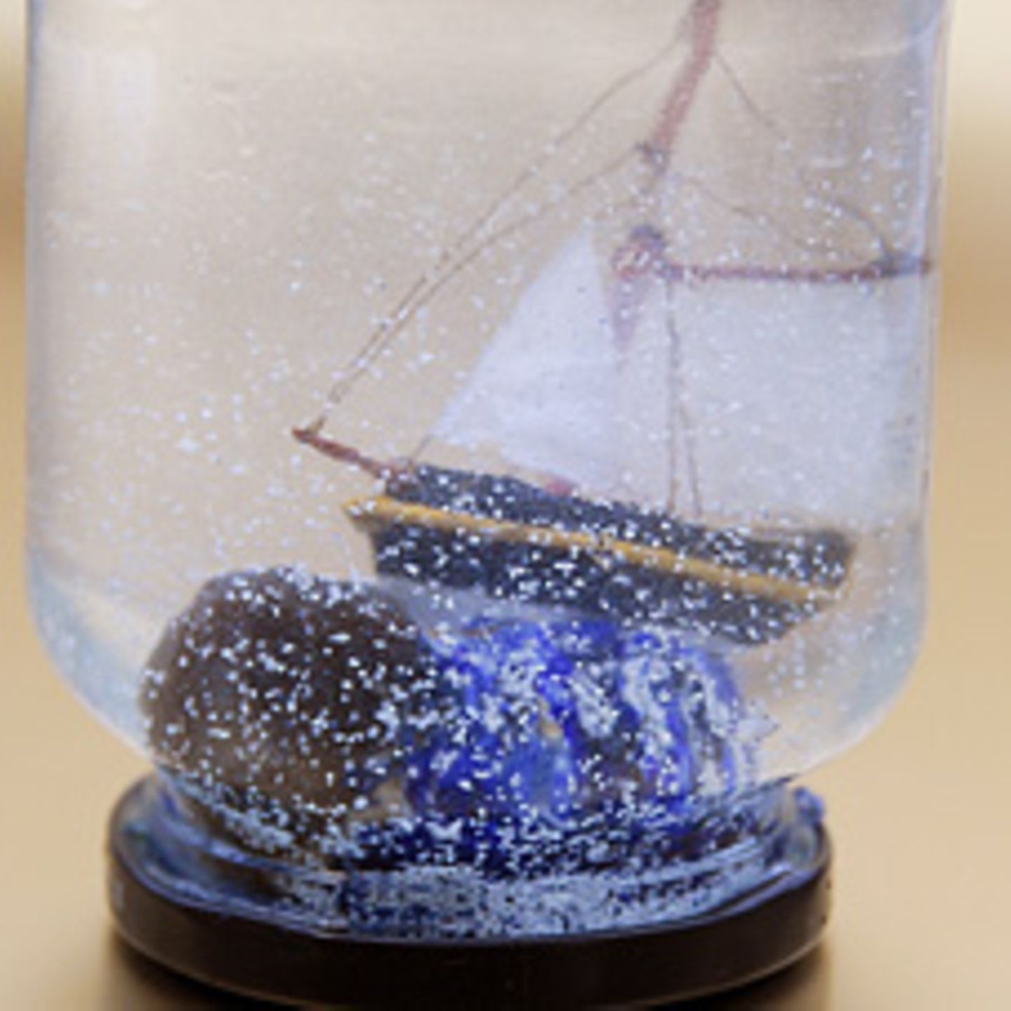 Bastelanleitung: So bastelt ihr eine Schneekugel selbst