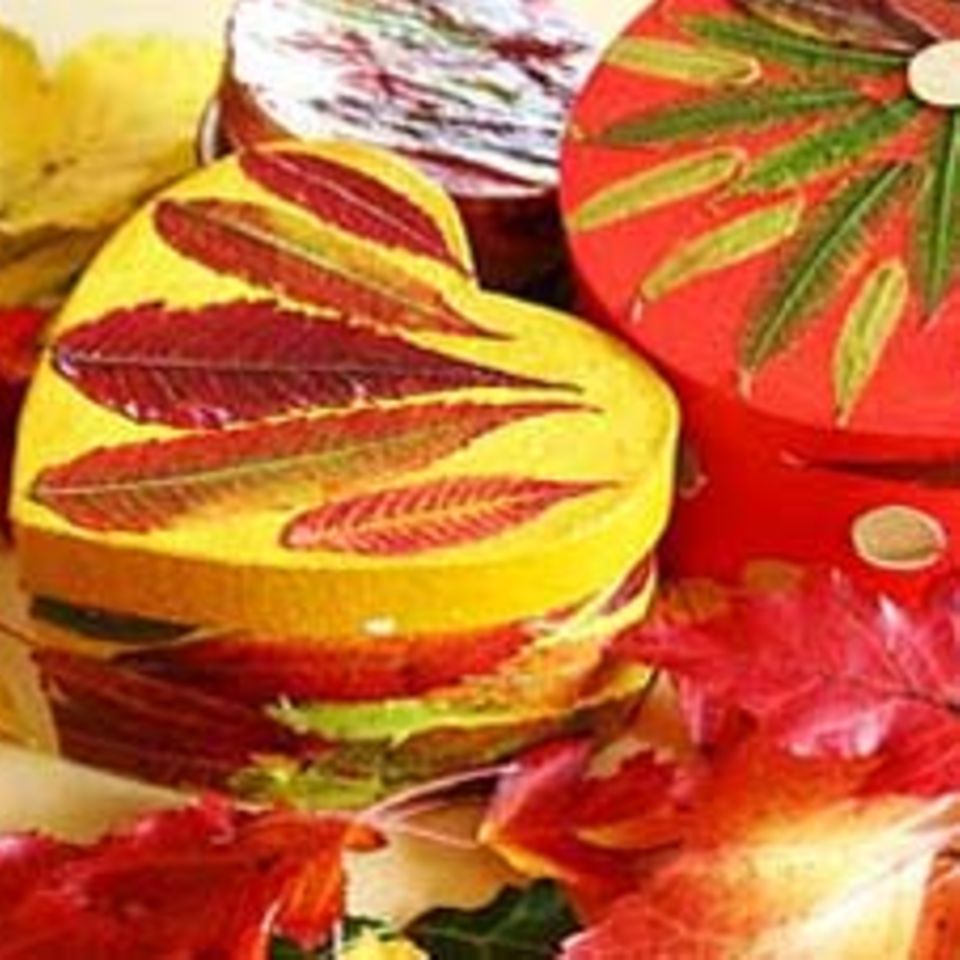 Basteln: Dosen aus Herbstlaub