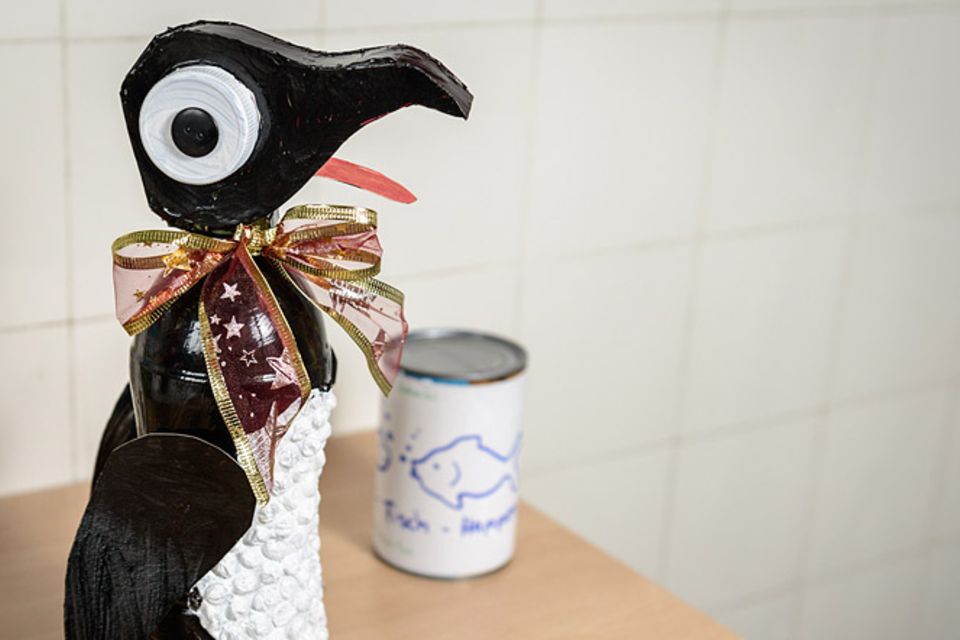 Upcycling: Pinguin aus Plastikflaschen