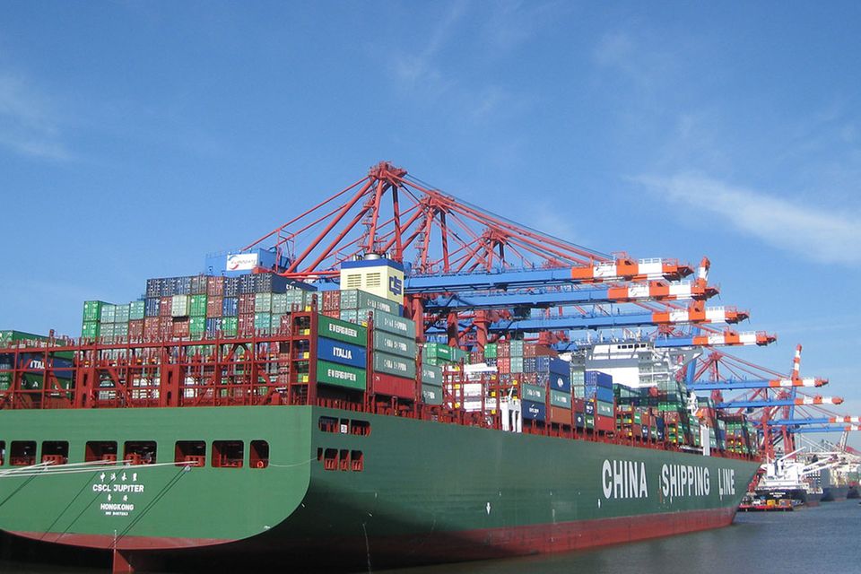 Hafen: Ein Containerriese im Hamburger Hafen