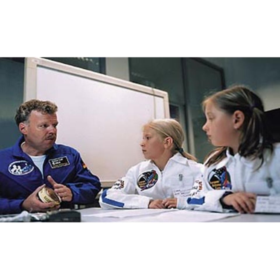 Astronauten-Interview: "Im All schläft man auch kopfüber."