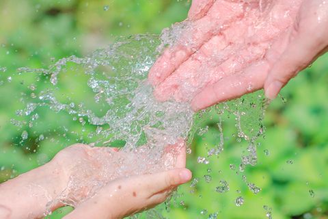 Redewendung: Eine Hand wäscht die andere