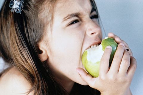 Redewendung: In den sauren Apfel beißen