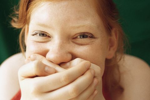 Redewendung: Ins Fäustchen lachen