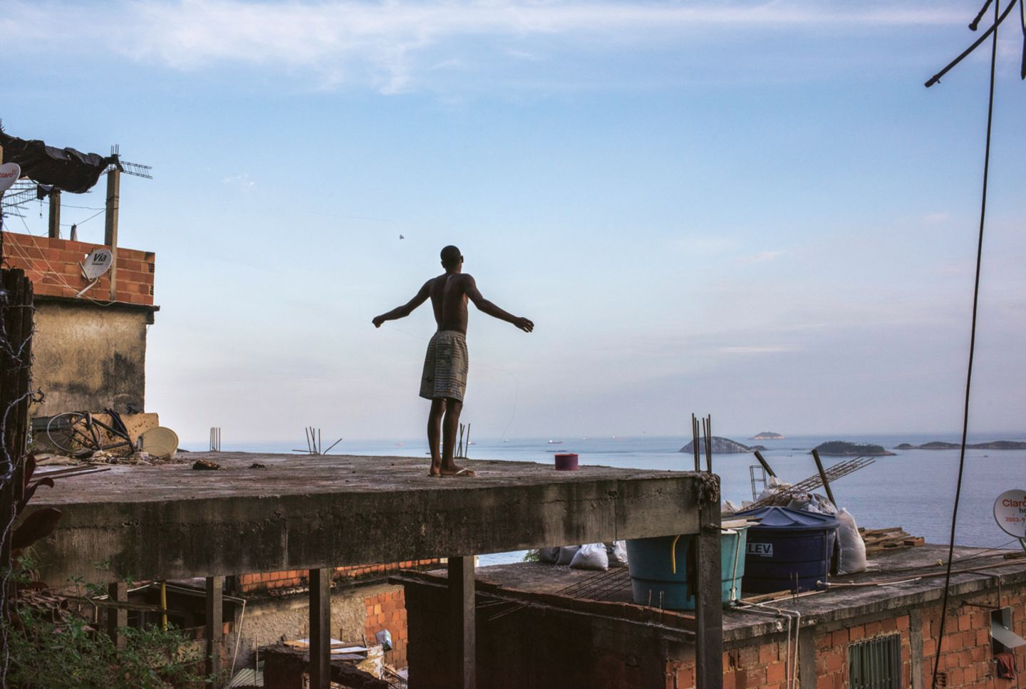 Brasilien: Der Himmel über den Favelas gehört den Drachen, und um die Vorherrschaft wird hart gerungen: Kinder und Jugendliche versuchen, die Schnüre der jeweils anderen zu durchtrennen und damit einen Absturz zu provozieren