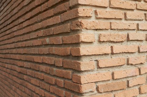 Redewendung: Um die Ecke bringen