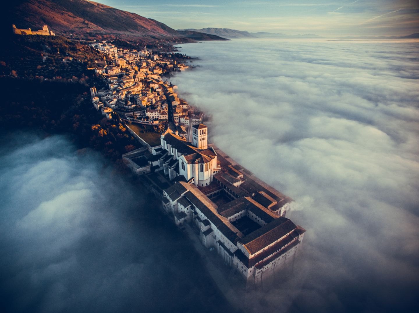 Die Basilika des Heiligen Franziskus von Assisi im Nebel