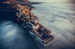 Die Basilika des Heiligen Franziskus von Assisi im Nebel