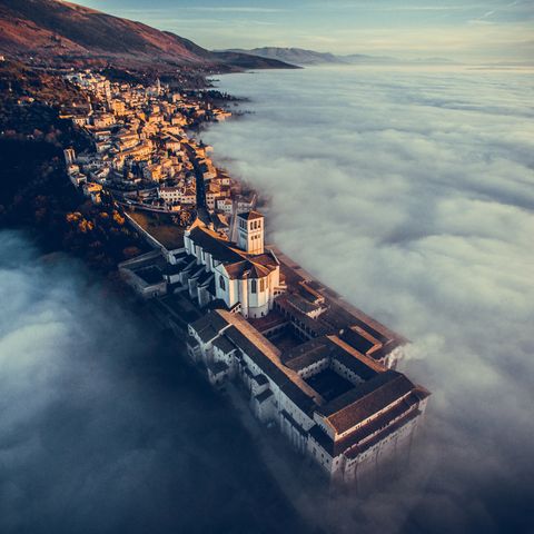 Die Basilika des Heiligen Franziskus von Assisi im Nebel