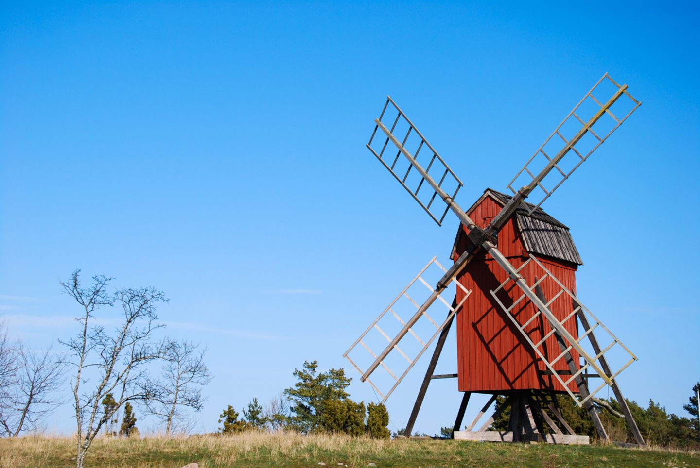 Redewendung: Eine Windmühle mahlt Getreide, damit Mehl entsteht
