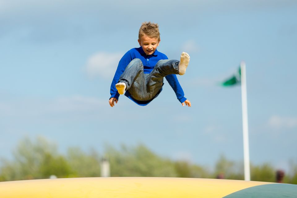 Redewendung: Wenn man etwas mit Schmackes tut, dann hat man viel Elan - Wie zum Beispiel dieser Junge, der mit ordentlich Schwung auf das Trampolin springt