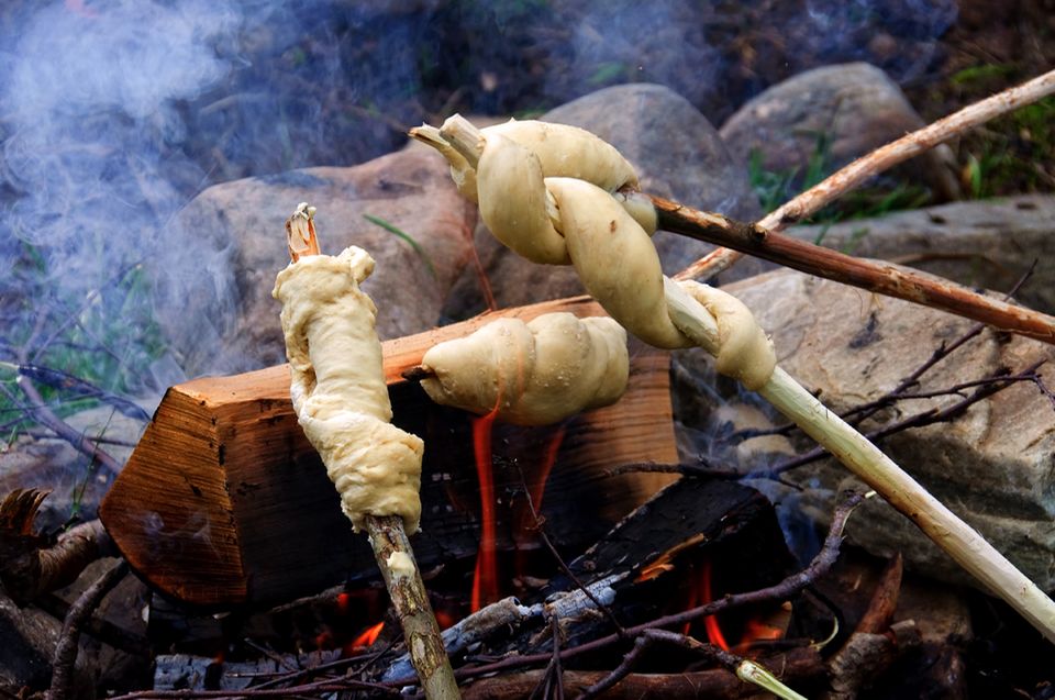 Nix wie raus: Stockbrot über dem Lagerfeuer Nix wie raus: Stockbrot über dem Lagerfeuer