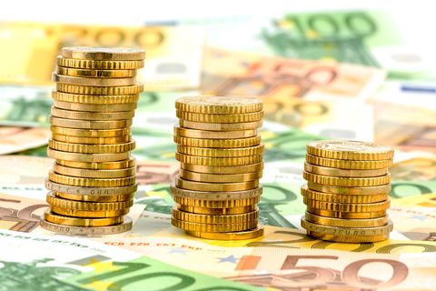Redewendung: Geld auf den Kopf hauen