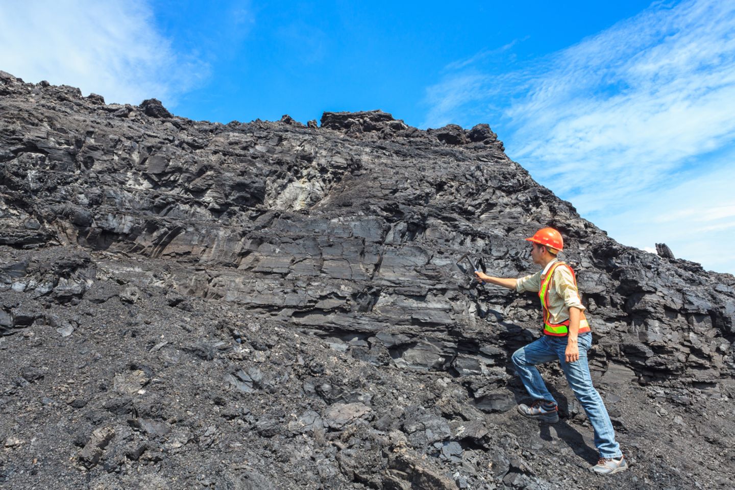 Geologe untersucht einen Felsen