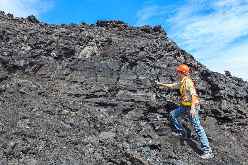 Geologe untersucht einen Felsen