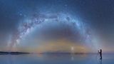 Salar de Uyuni reflektiert die Milchstrasse