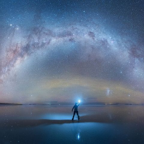 Salar de Uyuni reflektiert die Milchstrasse