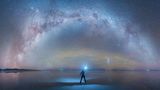 Salar de Uyuni reflektiert die Milchstrasse